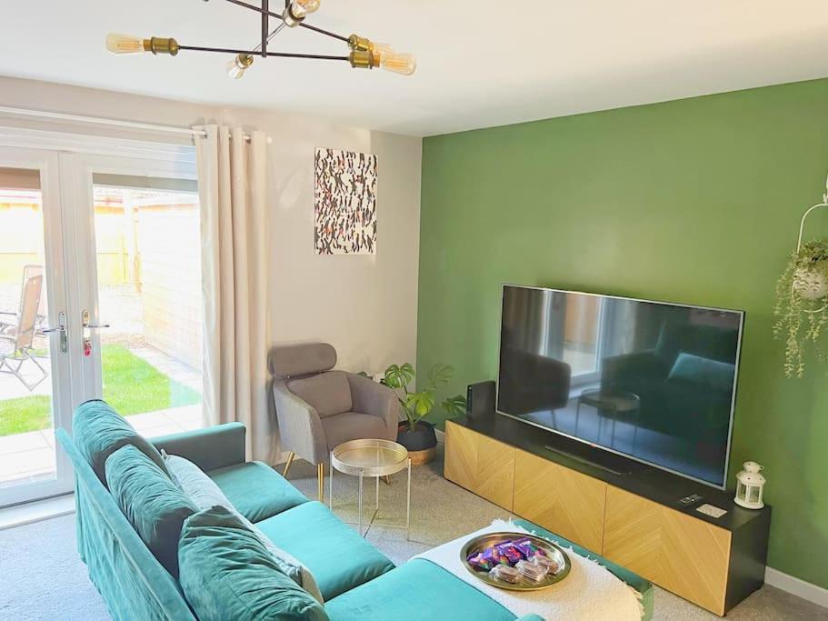 Сasa de vacaciones Comfy Modern 3br Semi Detached 400mb Wifi Free Double Parking